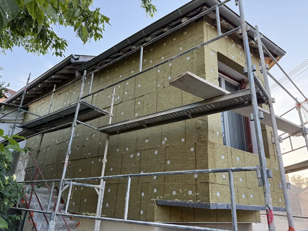 chantier en cours : positionnement de l'isolant (laine de roche 16 cm d'épaisseur)