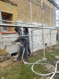 pendant la rénovation de la façade en pisé par Gider Façade